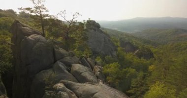 Gün doğumunda Bubnyshche Dovbush Kayalar havadan görünümü - güzel doğal ormanlar ve Karpatdağları, Ukrayna ortasında fantastik kayalar antik mağara manastır