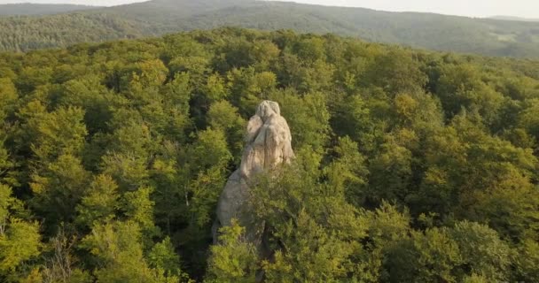 Vista Aérea Dovbush Rocks Bubnyshche Amanecer Antiguo Monasterio Cuevas Rocas — Vídeo de stock