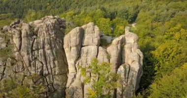 Gün doğumunda Bubnyshche Dovbush Kayalar havadan görünümü - güzel doğal ormanlar ve Karpatdağları, Ukrayna ortasında fantastik kayalar antik mağara manastır