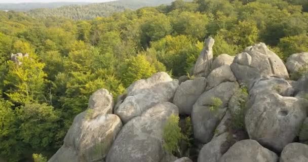 Vista Aérea Dovbush Rocks Bubnyshche Amanecer Antiguo Monasterio Cuevas Rocas — Vídeo de stock