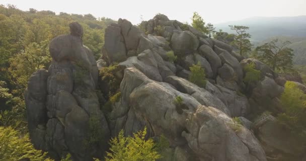 Luftaufnahme Der Taubenbuschfelsen Bubnyshche Bei Sonnenaufgang Uraltes Höhlenkloster Fantastischen Felsbrocken — Stockvideo