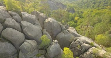 Gün doğumunda Bubnyshche Dovbush Kayalar havadan görünümü - güzel doğal ormanlar ve Karpatdağları, Ukrayna ortasında fantastik kayalar antik mağara manastır