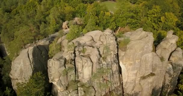 鸟瞰布布尼什奇的多夫布什岩石在日出 古老的洞穴修道院在梦幻般的巨石在美丽的风景森林和喀尔巴鄂山脉之间 乌克兰 — 图库视频影像