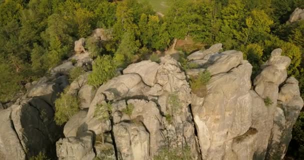 Vista Aérea Dovbush Rocks Bubnyshche Amanecer Antiguo Monasterio Cuevas Rocas — Vídeo de stock