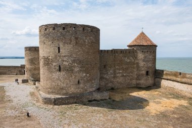 Odessa bölgesindeki Dinyester nehrinin kıyısındaki Akkerman kalesine bakın..