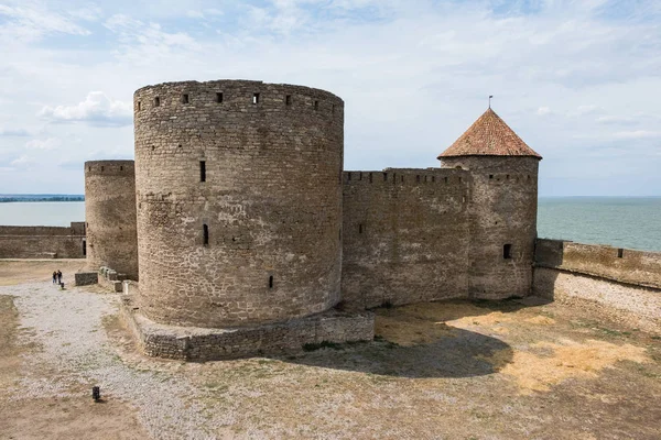 Odessa bölgesindeki Dinyester nehrinin kıyısındaki Akkerman kalesine bakın..
