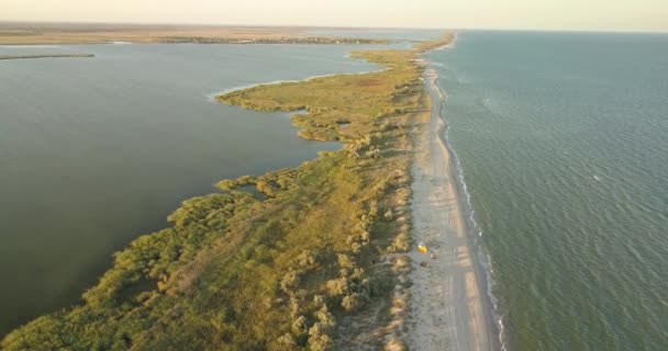 Vista aérea do Parque Natural Nacional do Estuário de Tuzly, perto da costa do Mar Negro, Ucrânia — Vídeo de Stock