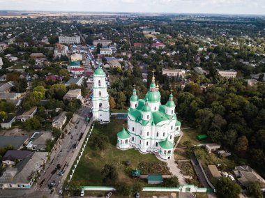 Ukrayna 'nın Chernihiv bölgesindeki Kozelets' teki Katedral İsa 'nın Doğumu Kutsal Bakire' ye uçak manzarası. 1752-1763 yılları arasında inşa edilen Ukrayna ve Elizabeth dönemi barok tarzında önemli bir mimari anıt.