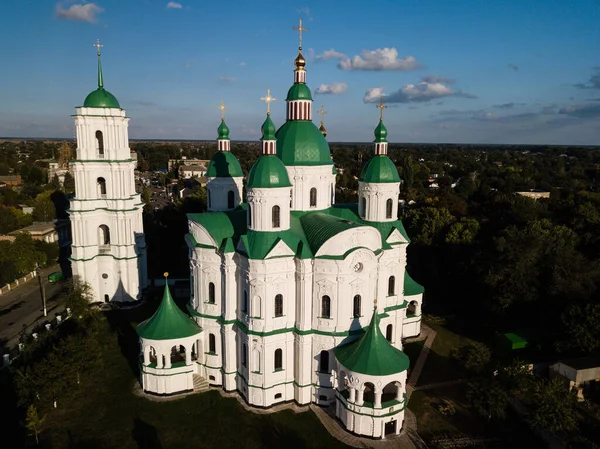 Ukrayna 'nın Chernihiv bölgesindeki Kozelets' teki Katedral İsa 'nın Doğumu Kutsal Bakire' ye uçak manzarası. 1752-1763 yılları arasında inşa edilen Ukrayna ve Elizabeth dönemi barok tarzında önemli bir mimari anıt.