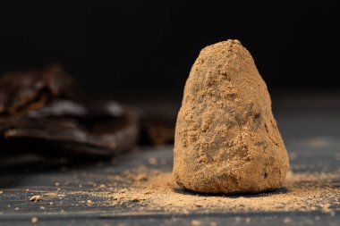 Sağlıklı çiğ vegan tatlı ev yapımı şeker keçiboynuzu bir ahşap tahta zemin üzerine