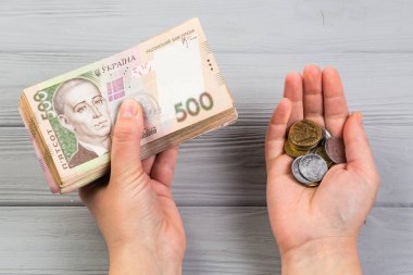 Ukrayna 'nın parası. Tahta masadaki Ukrayna Hryvnia banknotları. Hryvnia 500 ve sikkeler