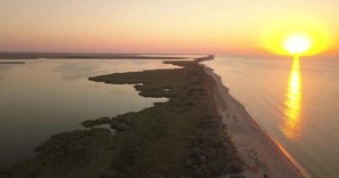 Üzerinde pelikan üreme alanları bulunan Tuzly Estuary Nature Park, Tatarbunary bölgesi, Odessa oblast, Ukrayna