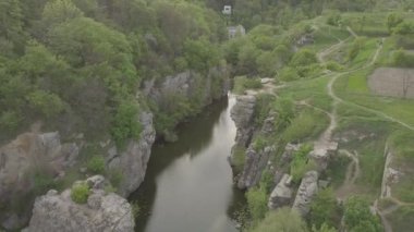Ukrayna 'nın Cherkassy bölgesindeki Hirskyi Tikich nehri üzerindeki Buky Kanyonu' na harika bir hava manzarası. Ünlü Ukrayna manzarası ve turistik yerler