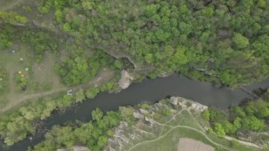 Ukrayna 'daki Hirskyi Takich nehri üzerindeki Granit Buky Kanyonu' na havadan görüntü
