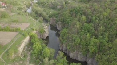 Ukrayna 'nın Cherkassy bölgesindeki Hirskyi Tikich nehri üzerindeki Buky Kanyonu' na harika bir hava manzarası. Ünlü Ukrayna manzarası ve turistik yerler