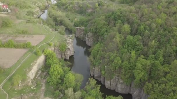 ウクライナのチェルカシー地方のHirskyi Tikich川のブキーキャニオンへの空中の素晴らしい景色 有名なウクライナの風景や観光地 — ストック動画