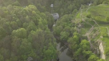 Ukrayna 'nın Cherkassy bölgesindeki Hirskyi Tikich nehri üzerindeki Buky Kanyonu' na harika bir hava manzarası. Ünlü Ukrayna manzarası ve turistik yerler