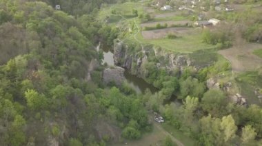Güneşli bir günde Buky Canyon 'a harika bir hava manzarası. Hirskyi Tikich nehri üzerindeki Buki Kanyonu, Çerkassi bölgesi, Ukrayna