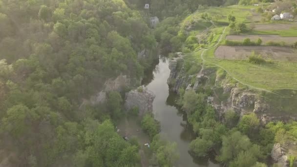 晴れた日にブキキャニオンへの空中素晴らしい景色 ウクライナのチェルカスキー地方のHirskyi Tikich川のBuki Canyon — ストック動画