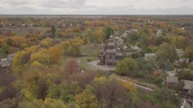 Ukrayna 'nın Chernihiv yakınlarındaki Sedniv köyündeki Gökyüzü ahşap Kazakları Aziz George Kilisesi. Doğu Avrupa 'nın mimari geleneği. Ukrayna 'nın tipik köyü