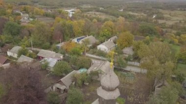 Ukrayna 'nın Chernihiv yakınlarındaki Sedniv köyündeki Gökyüzü ahşap Kazakları Aziz George Kilisesi. Doğu Avrupa 'nın mimari geleneği. Ukrayna 'nın tipik köyü