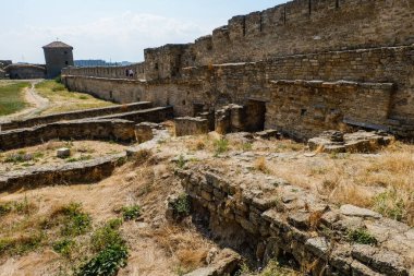 Bilhorod-Dnistrovskyi, Ukrayna - 25 Temmuz 2016: Ukrayna 'nın Odessa bölgesindeki Dinyester halklarının kıyısında yer alan güzel antik Akkerman kalesi