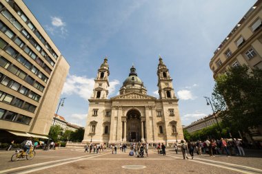 Budapeşte, Macaristan - 27 Nisan 2018: Macaristan 'ın başkenti Budapeşte' deki en büyük kilise olan St. Stephen Bazilika yakınlarındaki turist