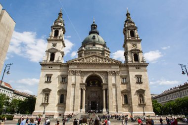 Budapeşte, Macaristan - 27 Nisan 2018: Macaristan 'ın başkenti Budapeşte' deki en büyük kilise olan St. Stephen Bazilika yakınlarındaki turist