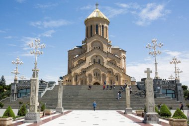 Tiflis, Gürcistan - 20 Haziran 2018: Gürcistan 'ın başkenti Tiflis' te yer alan Gürcistan 'ın ana Ortodoks Hıristiyan Katedrali olarak bilinen Tiflis Kutsal Üçlü Katedrali' ne giden adımlarla ana manzara