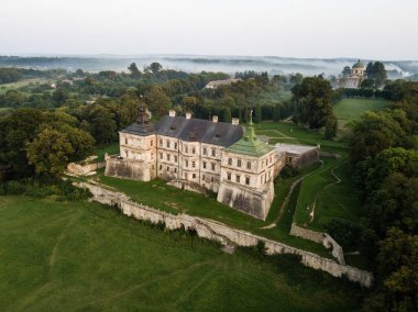 Pidhirci, Ukrayna - 2 Mayıs 2017: Ukrayna 'nın ünlü manzarası - Pidhirci' deki eski saray kalesi Stanislav Koniecpolski, Lviv bölgesi, Ukrayna