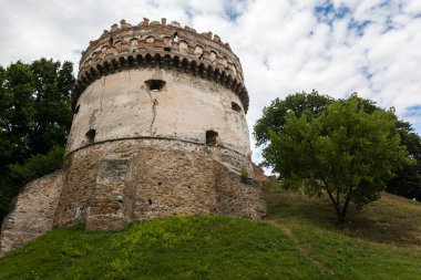 Batı Ukrayna 'daki Ostrog kalesinin Yuvarlak Kulesi. Duvarların alt tarafı, Rivne bölgesi, Ukrayna