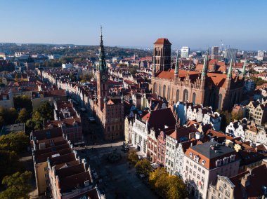 St Mary Katedrali ve City Hall gdansk, Polonya'da saat kulesi kule üzerinde drone havadan görünümü