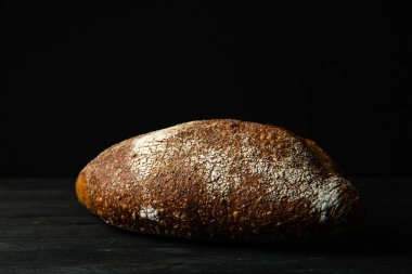 Siyah ahşap arka planda çavdar ekmeği ciabatta