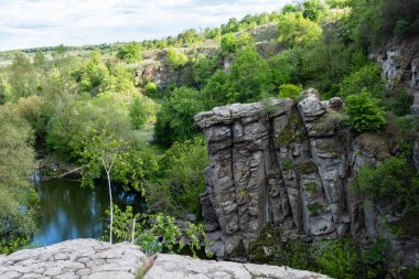 Güneşli bir günde Buky Canyon 'un muhteşem manzarası. Hirskyi Tikich nehri üzerindeki Buki Kanyonu, Çerkassi bölgesi, Ukrayna
