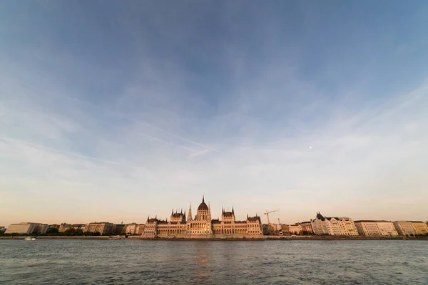 Budapester Parlamentsgebäude Bei Sonnenuntergang Goldene Zeit Mit Blau Und Donau — Stockfoto