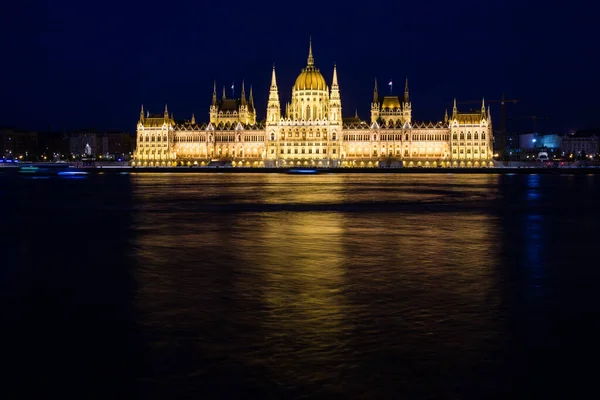 匈牙利多瑙河夜晚明亮的布达佩斯议会大楼 天空漆黑 光线反射 — 图库照片