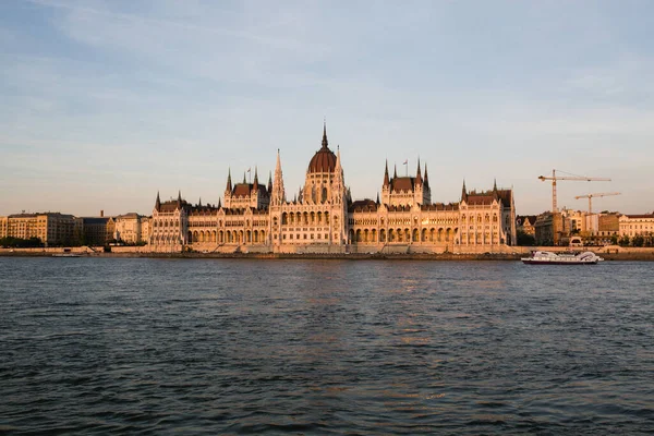 Budapester Parlamentsgebäude Bei Sonnenuntergang Goldene Zeit Mit Blau Und Donau — Stockfoto