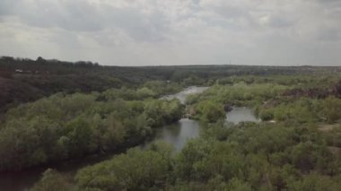 Granit dağlara ve Mihiia köyündeki Güney Böcek nehrindeki akıntılara hava manzarası. Ukrayna. Rafting ve kano yapmak için ünlü bir yer.