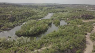 Granit dağlara ve Mihiia köyündeki Güney Böcek nehrindeki akıntılara hava manzarası. Ukrayna. Rafting ve kano yapmak için ünlü bir yer.