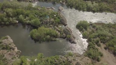 Granit dağlara ve Mihiia köyündeki Güney Böcek nehrindeki akıntılara hava manzarası. Ukrayna. Rafting ve kano yapmak için ünlü bir yer.