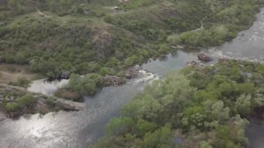 Granit dağlara ve Mihiia köyündeki Güney Böcek nehrindeki akıntılara hava manzarası. Ukrayna. Rafting ve kano yapmak için ünlü bir yer.