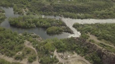 Granit dağlara ve Mihiia köyündeki Güney Böcek nehrindeki akıntılara hava manzarası. Ukrayna. Rafting ve kano yapmak için ünlü bir yer.