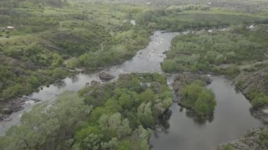 Granit dağlara ve Mihiia köyündeki Güney Böcek nehrindeki akıntılara hava manzarası. Ukrayna. Rafting ve kano yapmak için ünlü bir yer.