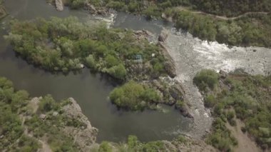 Granit dağlara ve Mihiia köyündeki Güney Böcek nehrindeki akıntılara hava manzarası. Ukrayna. Rafting ve kano yapmak için ünlü bir yer.