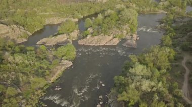 Granit dağlara ve Mihiia köyündeki Güney Böcek nehrindeki akıntılara hava manzarası. Ukrayna. Rafting ve kano yapmak için ünlü bir yer.