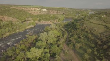 Granit dağlara ve Mihiia köyündeki Güney Böcek nehrindeki akıntılara hava manzarası. Ukrayna. Rafting ve kano yapmak için ünlü bir yer.