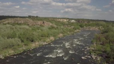 Granit dağlara ve Mihiia köyündeki Güney Böcek nehrindeki akıntılara hava manzarası. Ukrayna. Rafting ve kano yapmak için ünlü bir yer.