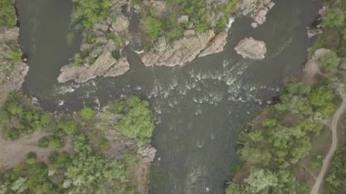 Granit dağlara ve Mihiia köyündeki Güney Böcek nehrindeki akıntılara hava manzarası. Ukrayna. Rafting ve kano yapmak için ünlü bir yer.
