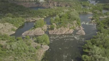 Granit dağlara ve Mihiia köyündeki Güney Böcek nehrindeki akıntılara hava manzarası. Ukrayna. Rafting ve kano yapmak için ünlü bir yer.