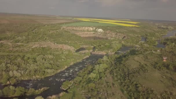 Αεροφωτογραφία Στα Γρανιτένια Βουνά Και Ορμητικά Νερά Του Ποταμού Southern — Αρχείο Βίντεο